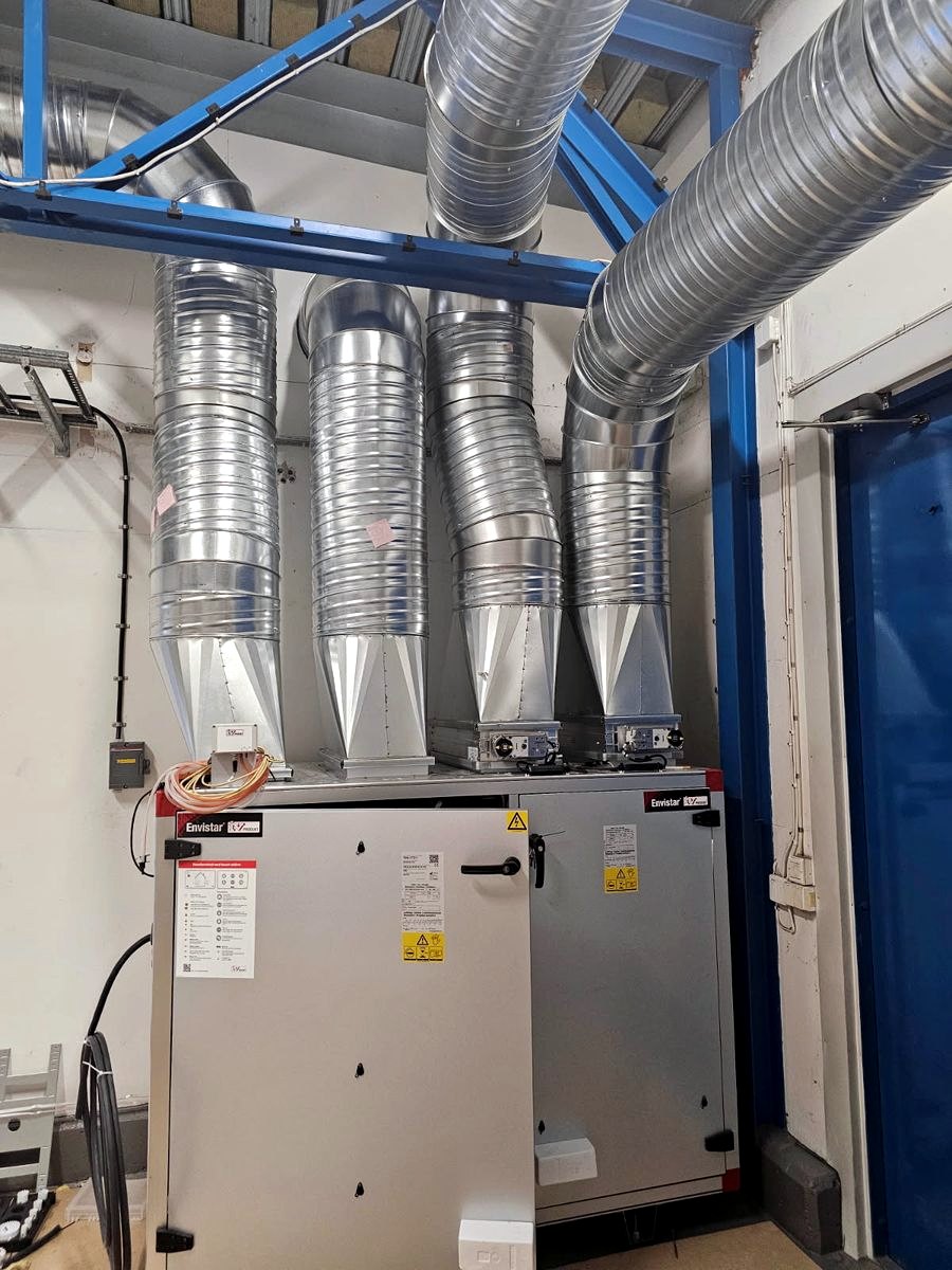 Ventilationsaggregat av märket Envistar kopplade till galvaniserade spirokanaler