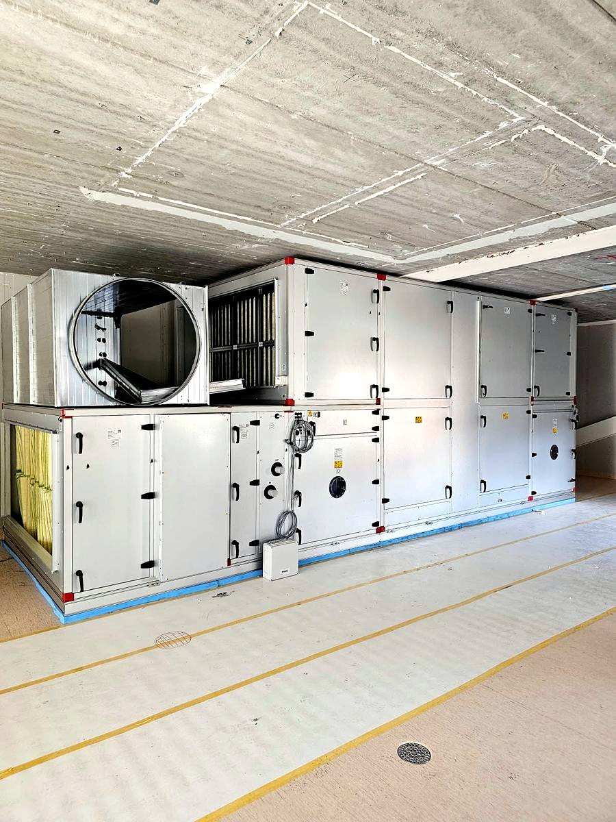 Rad av ventilationsaggregat uppställda i ett teknikrum