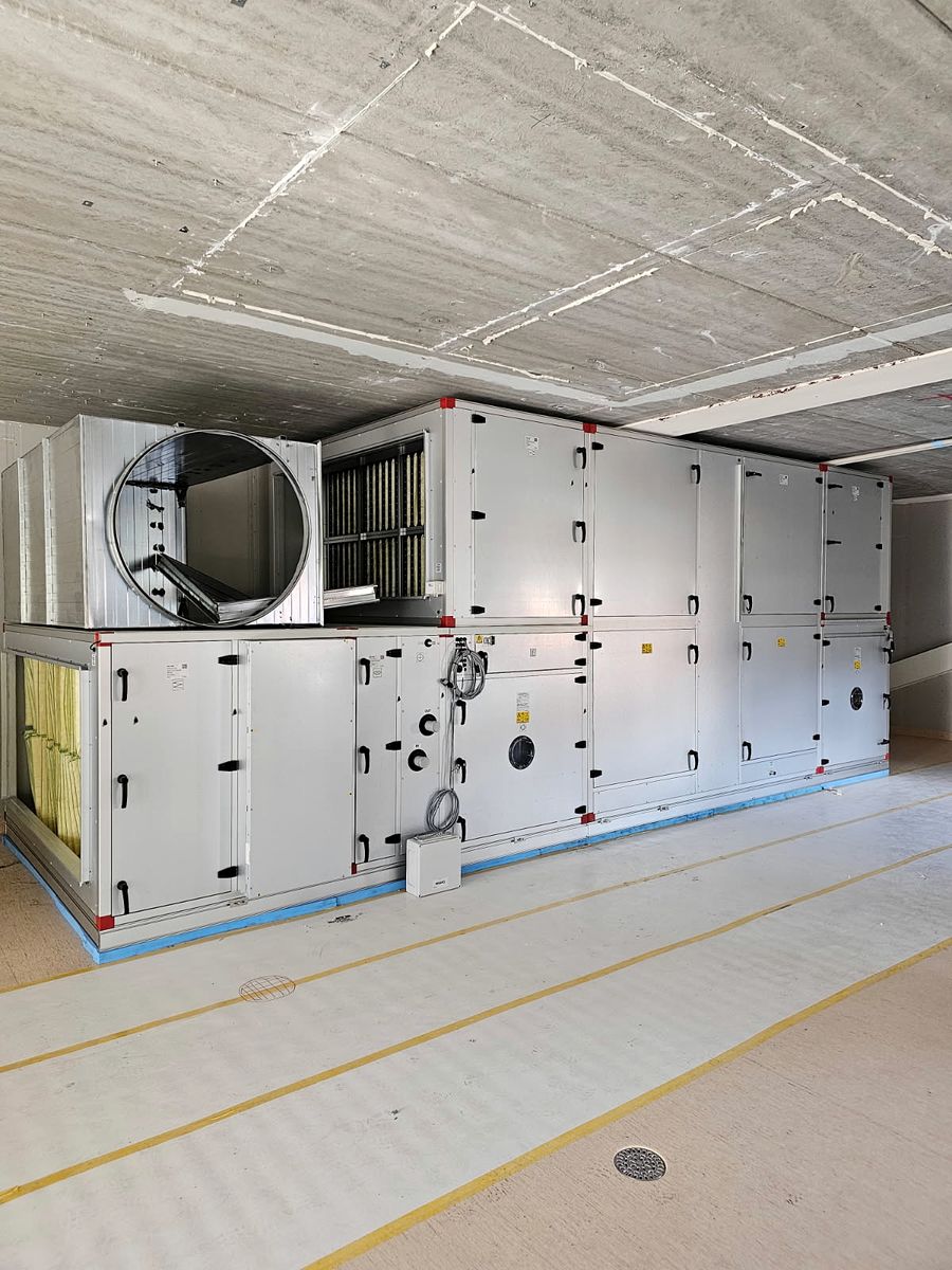 Rad av ventilationsaggregat uppställda i ett teknikrum