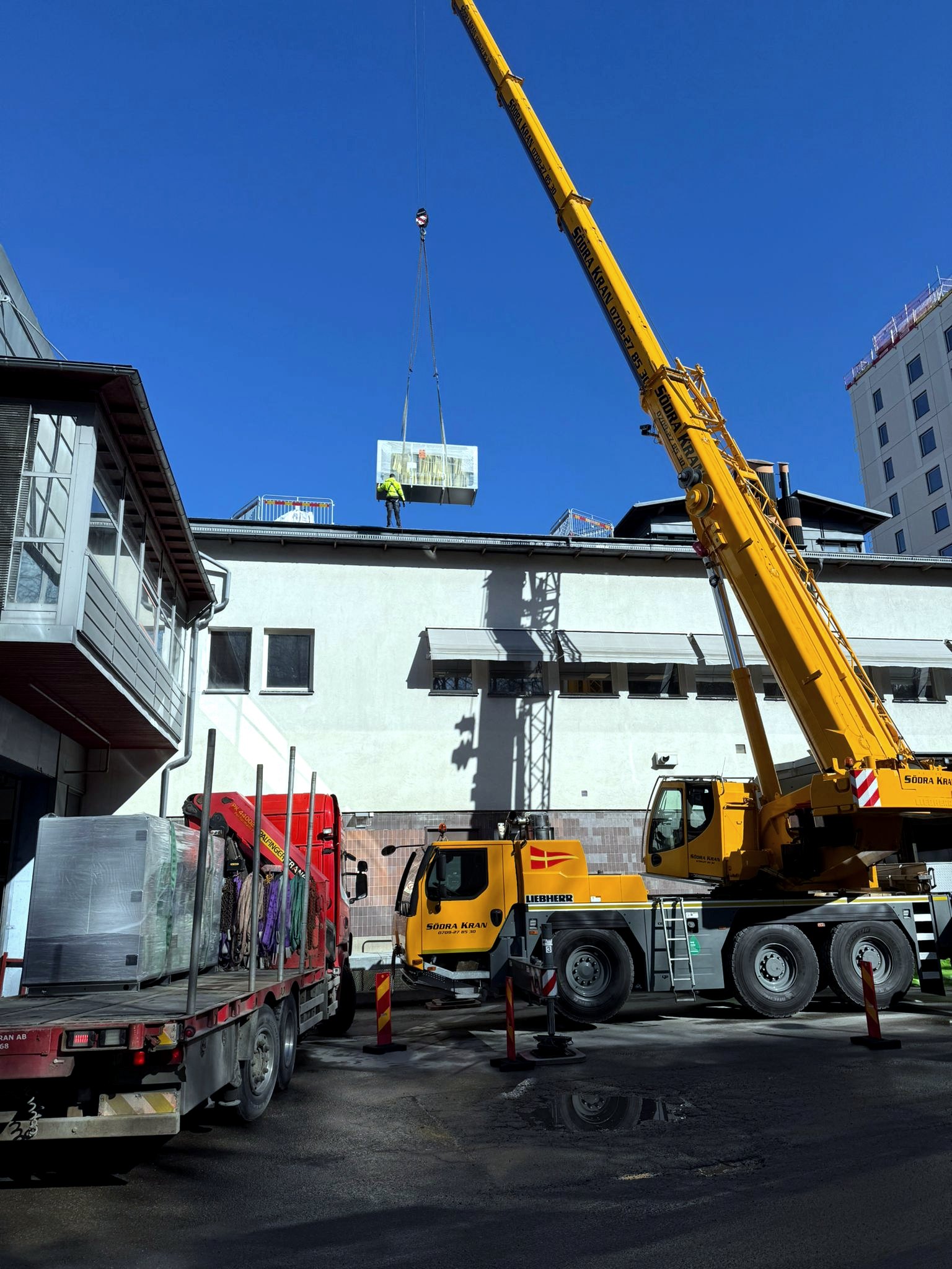 Kranlyft av ventilationsaggregat till tak — exempel på teamets hantverk