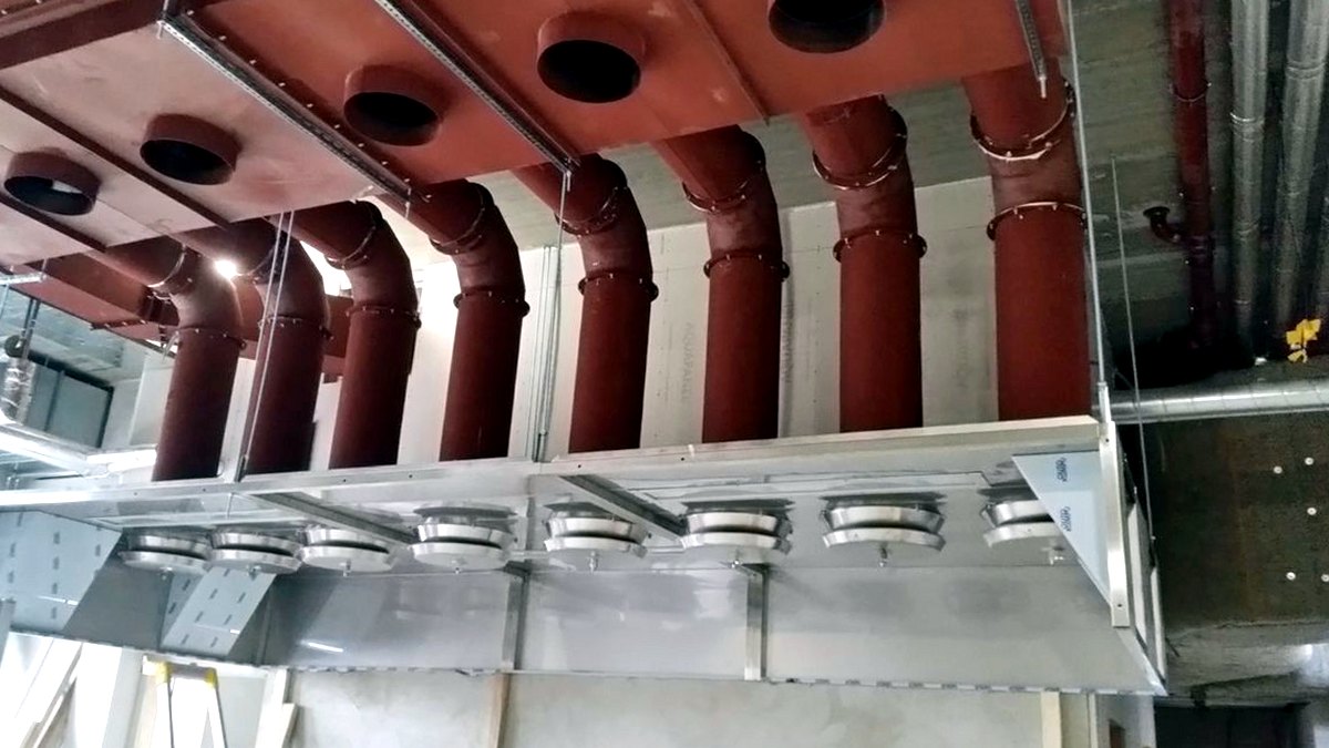Installation av terrakottafärgade ventilationskanaler i tak, kommersiell fastighet